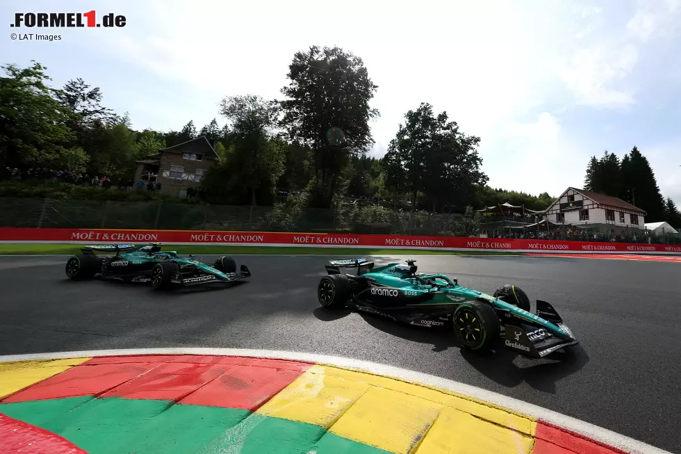 Foto zur News: Lance Stroll (Aston Martin) und Fernando Alonso (Aston Martin)