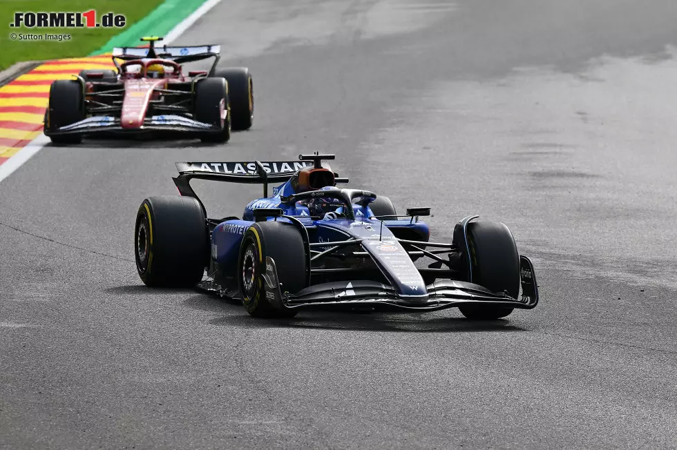 Foto zur News: Alexander Albon (Williams) und Lewis Hamilton (Ferrari)