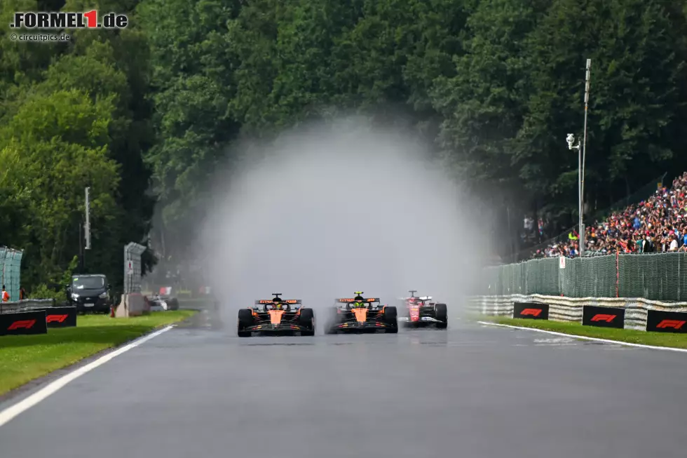 Foto zur News: Oscar Piastri (McLaren), Lando Norris (McLaren) und Charles Leclerc (Ferrari)