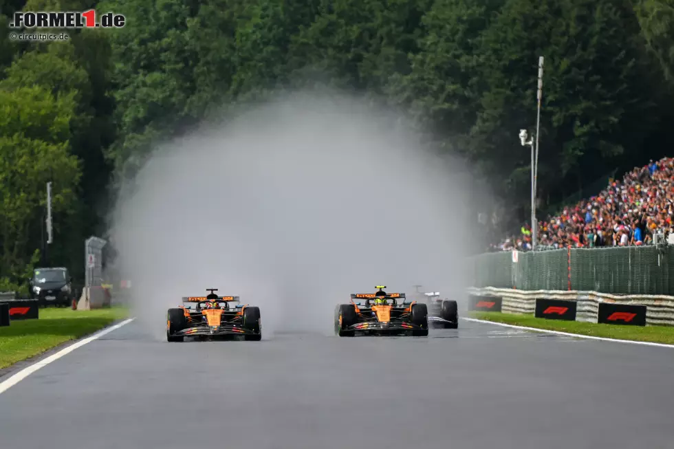 Foto zur News: Oscar Piastri (McLaren), Lando Norris (McLaren) und Charles Leclerc (Ferrari)