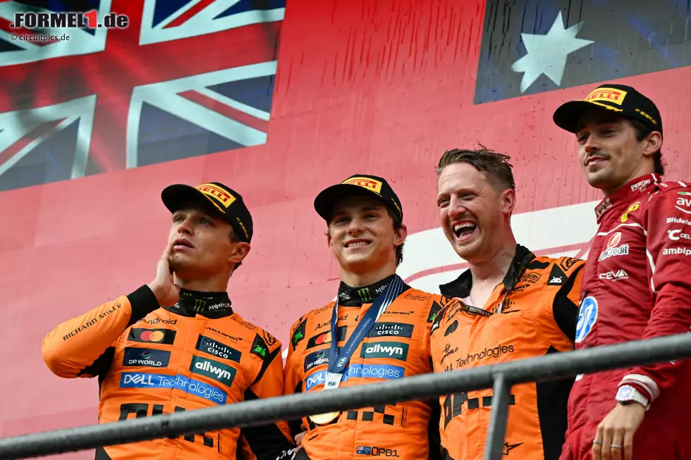 Foto zur News: Lando Norris (McLaren), Oscar Piastri (McLaren) und Charles Leclerc (Ferrari)