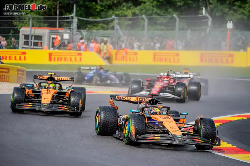 Foto zur News: Oscar Piastri (McLaren), Lando Norris (McLaren) und Charles Leclerc (Ferrari)