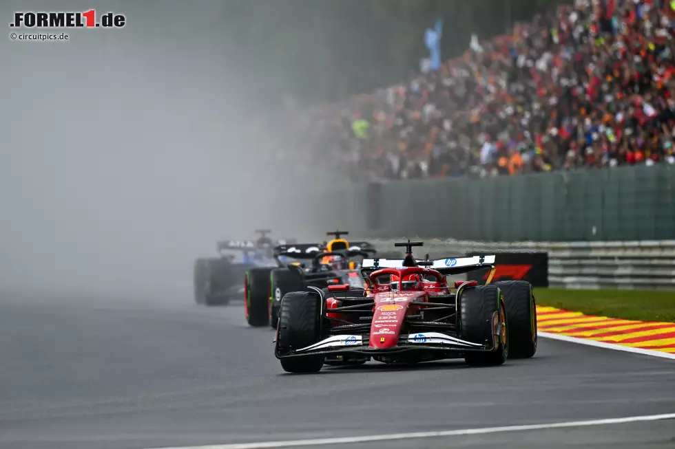 Foto zur News: Charles Leclerc (Ferrari) und Max Verstappen (Red Bull)