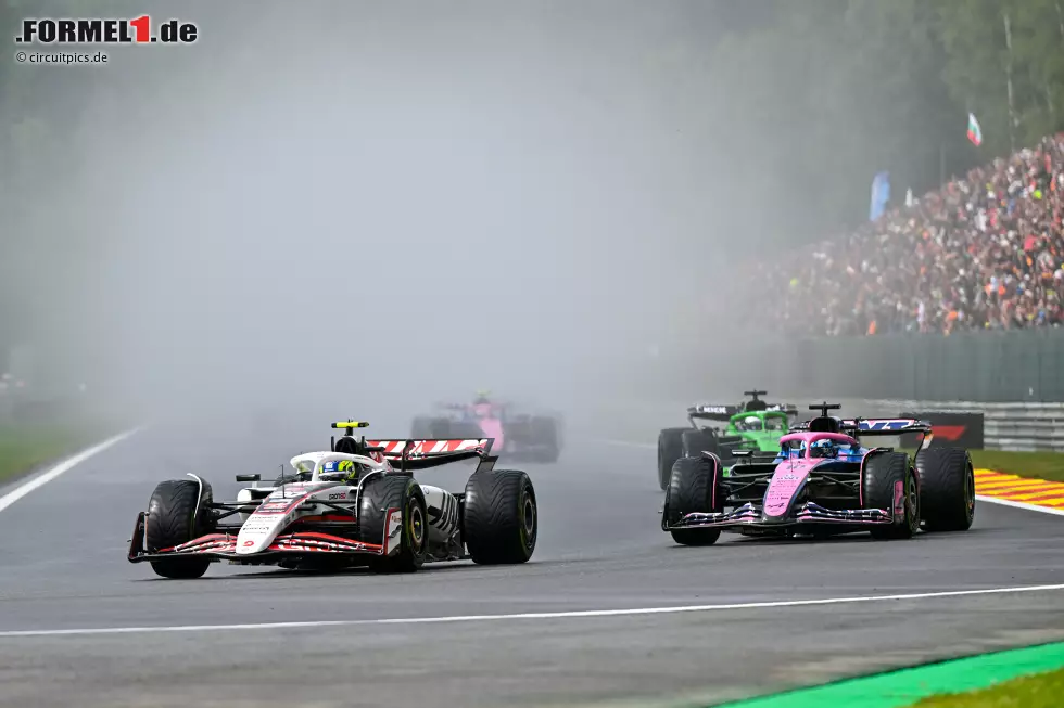 Foto zur News: Oliver Bearman (Haas) und Pierre Gasly (Alpine)