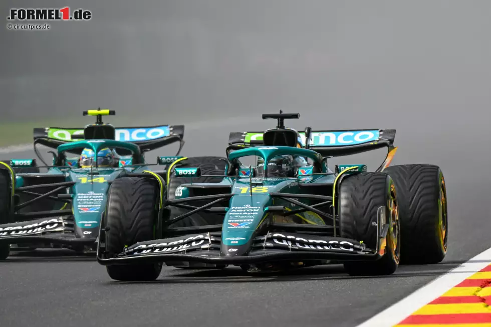 Foto zur News: Fernando Alonso (Aston Martin) und Lance Stroll (Aston Martin)