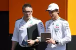 Foto zur News: Peter &quot;Bono&quot; Bonnington mit Andrea Kimi Antonelli (Mercedes)