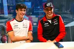 Foto zur News: Oliver Bearman (Haas) und Esteban Ocon (Haas)