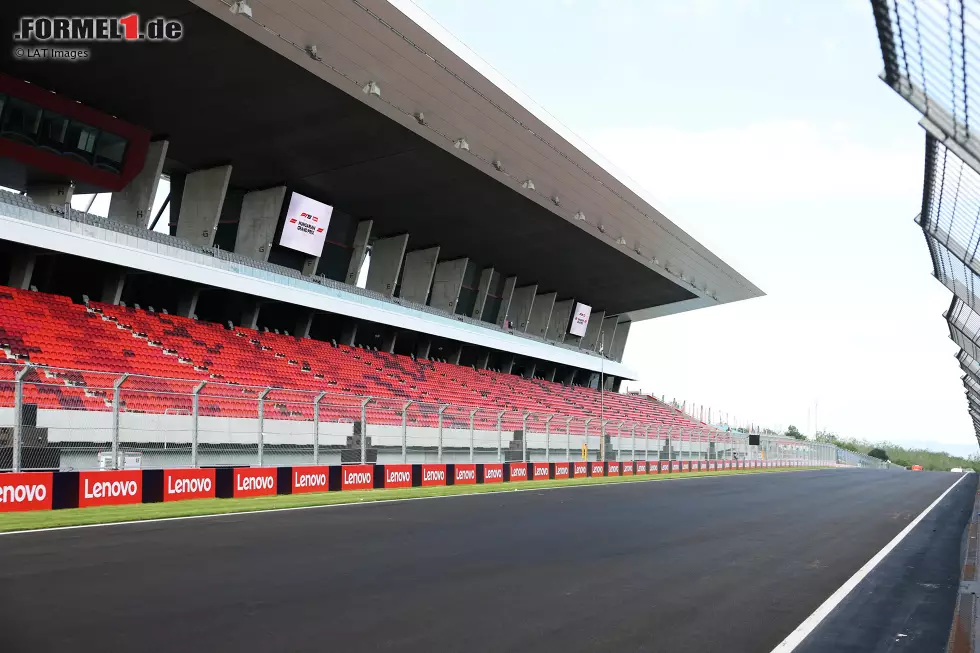 Foto zur News: Die neue Haupttribüne am Hungaroring