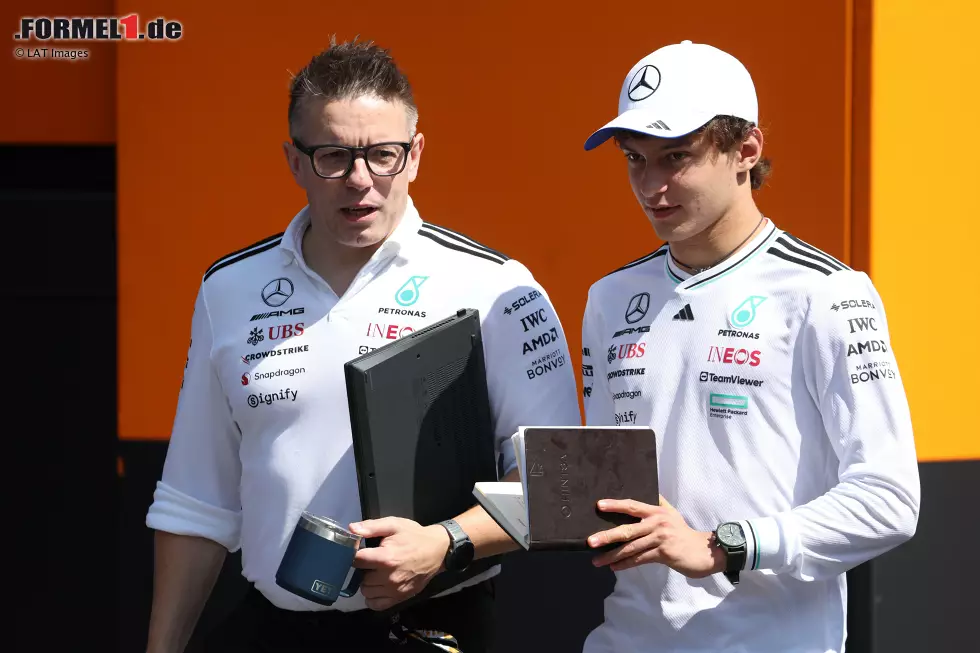 Foto zur News: Peter &quot;Bono&quot; Bonnington mit Andrea Kimi Antonelli (Mercedes)