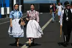 Foto zur News: Fans in ungarischer Tracht