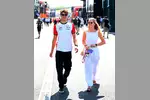 Foto zur News: Oliver Bearman (Haas) mit Alicia Stent-Torriani