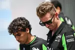 Foto zur News: Gabriel Bortoleto (Sauber) und Nico Hülkenberg (Sauber)