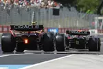 Foto zur News: Max Verstappen (Red Bull) und Yuki Tsunoda (Red Bull)
