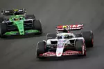 Foto zur News: Oliver Bearman (Haas) und Gabriel Bortoleto (Sauber)