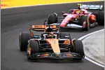 Foto zur News: Oscar Piastri (McLaren) und Lewis Hamilton (Ferrari)
