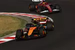 Foto zur News: Lando Norris (McLaren) und Lewis Hamilton (Ferrari)