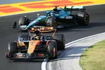 Foto zur News: Oscar Piastri (McLaren) und Lance Stroll (Aston Martin)