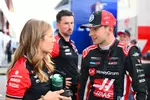 Foto zur News: Laura Müller mit Esteban Ocon (Haas)