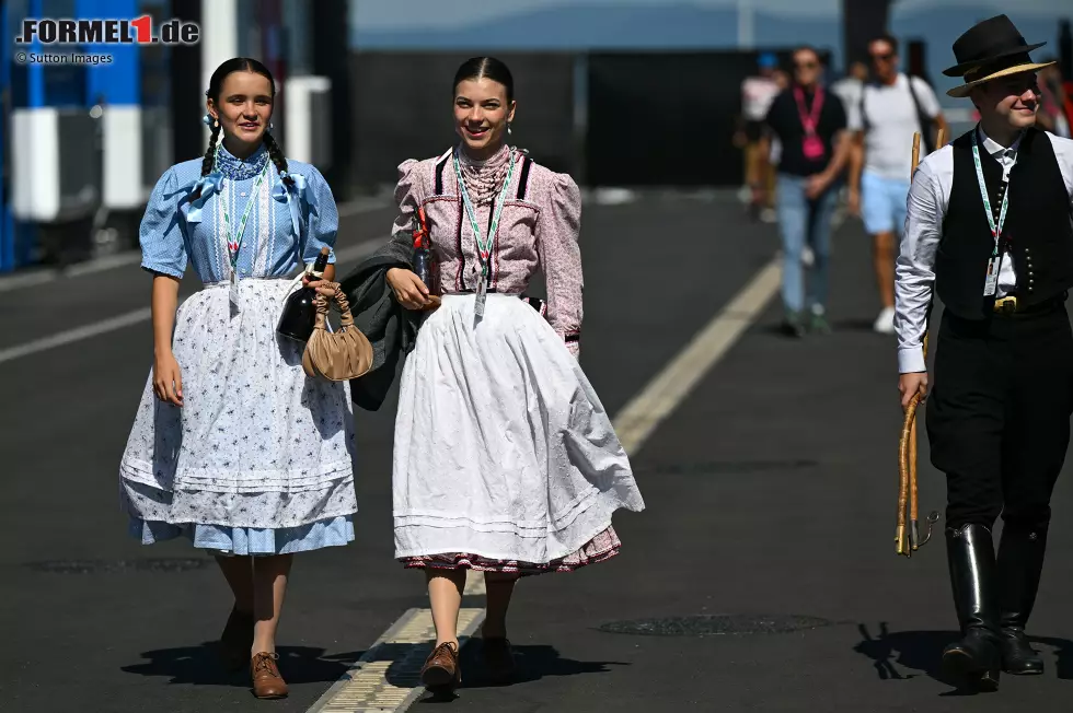 Foto zur News: Fans in ungarischer Tracht