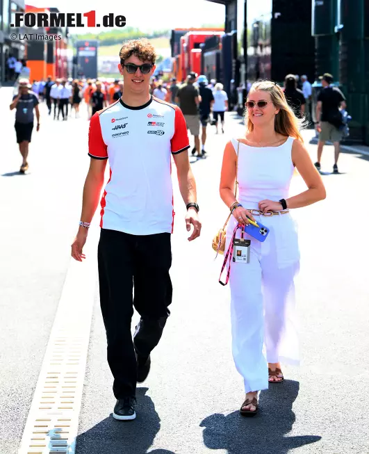 Foto zur News: Oliver Bearman (Haas) mit Alicia Stent-Torriani