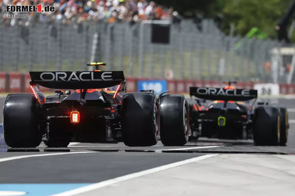 Foto zur News: Max Verstappen (Red Bull) und Yuki Tsunoda (Red Bull)