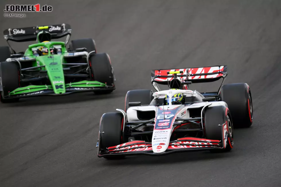 Foto zur News: Oliver Bearman (Haas) und Gabriel Bortoleto (Sauber)