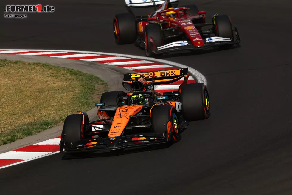 Foto zur News: Lando Norris (McLaren) und Lewis Hamilton (Ferrari)