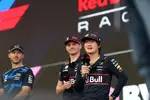 Foto zur News: Yuki Tsunoda (Red Bull) und Max Verstappen (Red Bull)