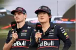 Foto zur News: Max Verstappen (Red Bull) und Yuki Tsunoda (Red Bull)