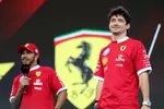 Foto zur News: Lewis Hamilton (Ferrari) und Charles Leclerc (Ferrari)
