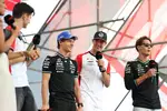 Foto zur News: Andrea Kimi Antonelli, Esteban Ocon (Haas), Oliver Bearman (Haas) und George Russell (Mercedes)