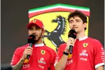 Foto zur News: Lewis Hamilton (Ferrari) und Charles Leclerc (Ferrari)