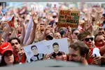 Foto zur News: George Russell (Mercedes), Esteban Ocon (Haas) und Oliver Bearman (Haas)