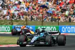 Foto zur News: George Russell (Mercedes) und Max Verstappen (Red Bull)