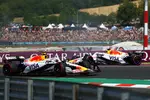 Foto zur News: Liam Lawson (Racing Bulls) und Isack Hadjar (Racing Bulls)
