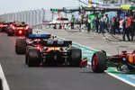 Foto zur News: Lewis Hamilton (Ferrari), Oscar Piastri (McLaren) und Charles Leclerc (Ferrari)