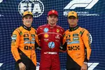 Foto zur News: Charles Leclerc (Ferrari), Oscar Piastri (McLaren) und Lando Norris (McLaren)