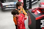 Foto zur News: Charles Leclerc (Ferrari) und Oscar Piastri (McLaren)