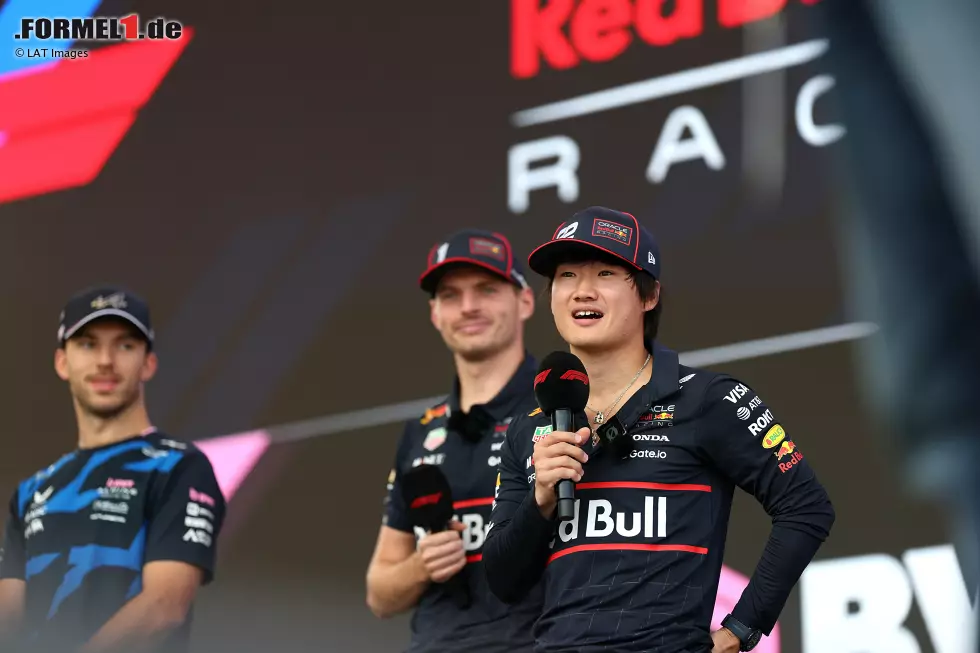 Foto zur News: Yuki Tsunoda (Red Bull) und Max Verstappen (Red Bull)