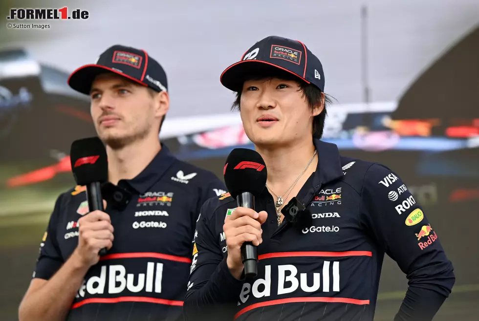 Foto zur News: Max Verstappen (Red Bull) und Yuki Tsunoda (Red Bull)