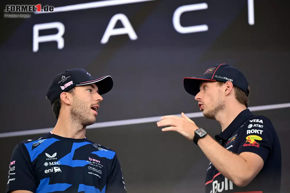 Foto zur News: Pierre Gasly (Alpine) und Max Verstappen (Red Bull)