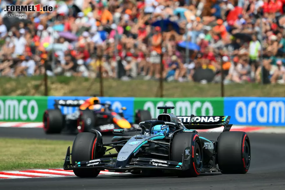 Foto zur News: George Russell (Mercedes) und Max Verstappen (Red Bull)