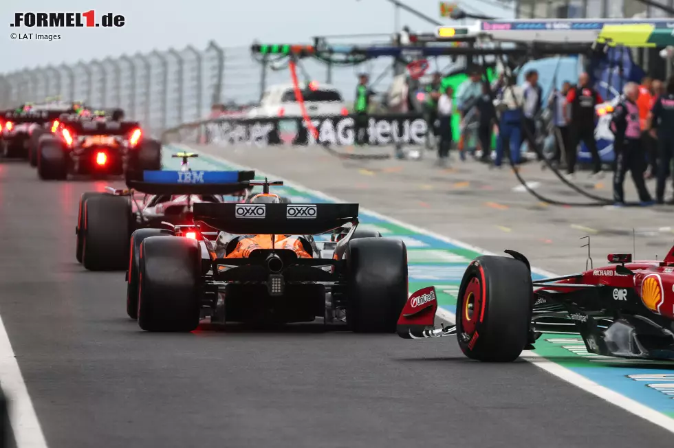 Foto zur News: Lewis Hamilton (Ferrari), Oscar Piastri (McLaren) und Charles Leclerc (Ferrari)