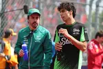 Foto zur News: Fernando Alonso (Aston Martin) und Gabriel Bortoleto (Sauber)