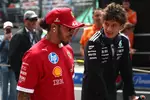 Foto zur News: Andrea Kimi Antonelli und Lewis Hamilton (Ferrari)