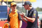 Foto zur News: Oscar Piastri (McLaren) und Max Verstappen (Red Bull)