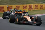 Foto zur News: Oscar Piastri (McLaren) und George Russell (Mercedes)