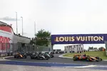 Foto zur News: Oscar Piastri (McLaren) und George Russell (Mercedes)