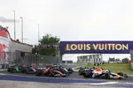 Foto zur News: Isack Hadjar (Racing Bulls) und Carlos Sainz (Williams)