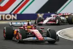 Foto zur News: Lewis Hamilton (Ferrari) und Esteban Ocon (Haas)